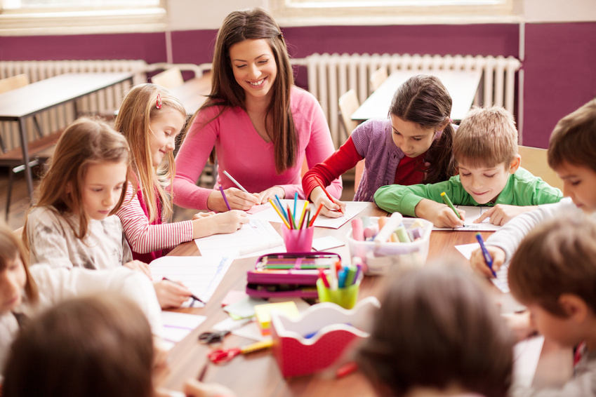 Children in elementary school on the workshop with their teacher